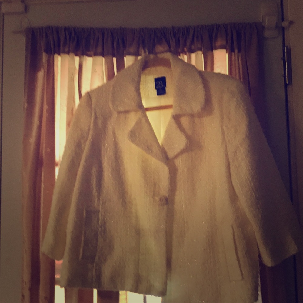 A nice tweed short jacket.